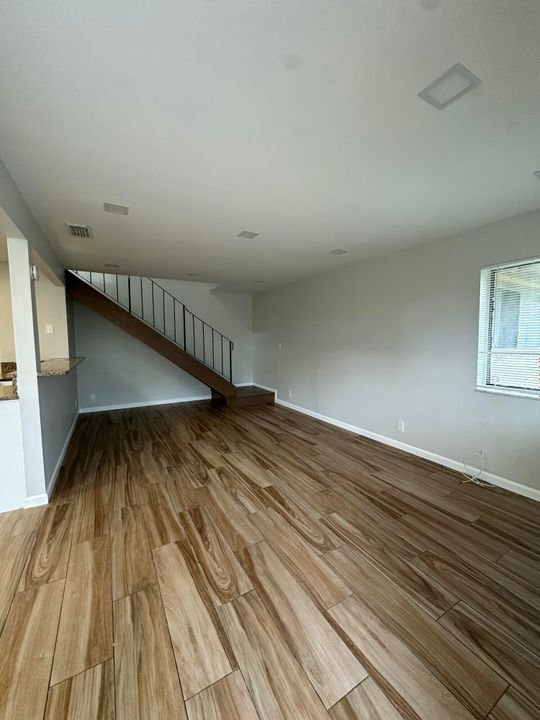 For Rent: $1,825 (2 beds, 1 baths, 980 Square Feet)