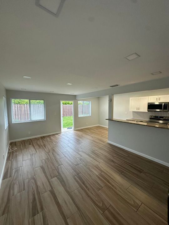 For Rent: $1,825 (2 beds, 1 baths, 980 Square Feet)