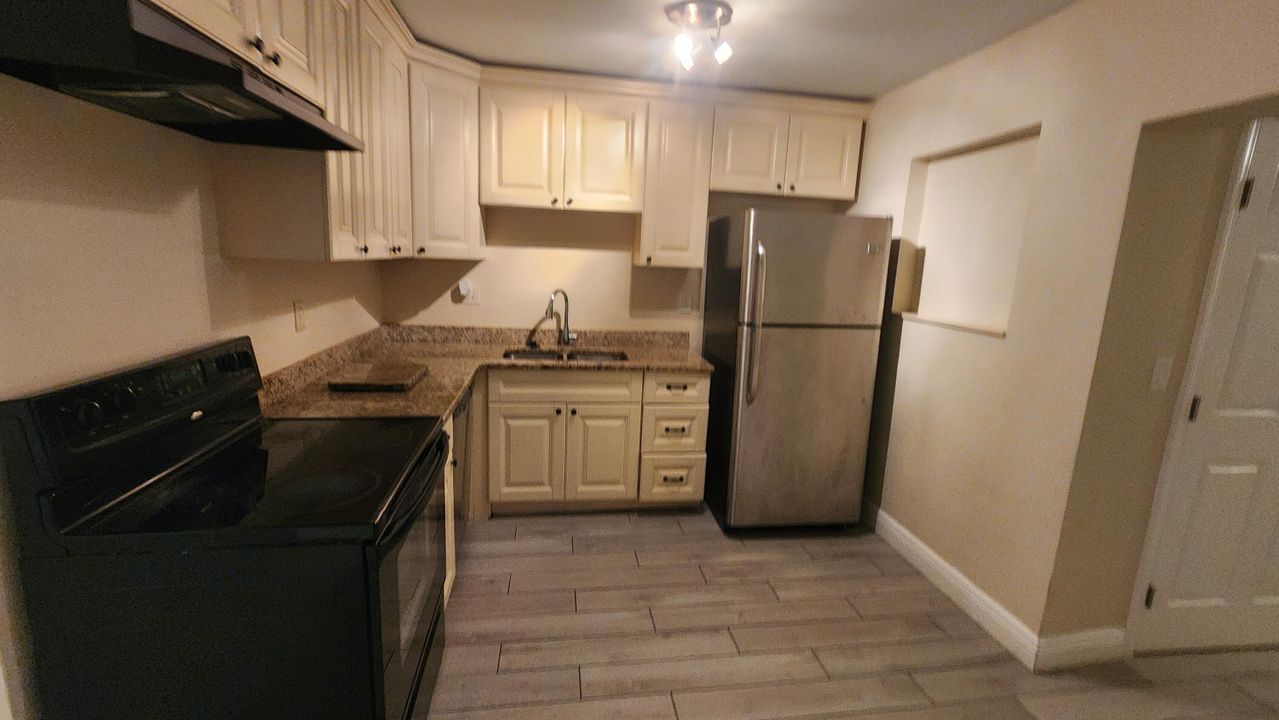 Active With Contract: $2,600 (3 beds, 2 baths, 1138 Square Feet)