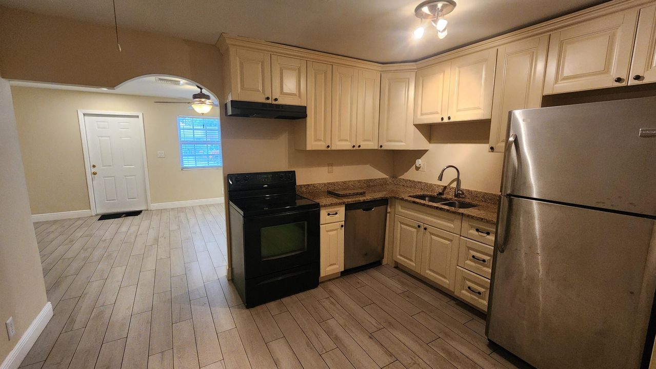 Active With Contract: $2,600 (3 beds, 2 baths, 1138 Square Feet)