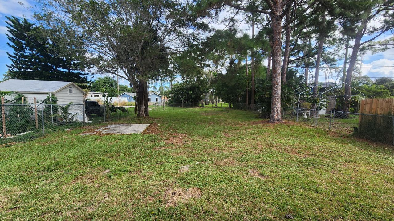 Active With Contract: $2,600 (3 beds, 2 baths, 1138 Square Feet)