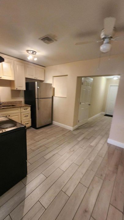 Active With Contract: $2,600 (3 beds, 2 baths, 1138 Square Feet)