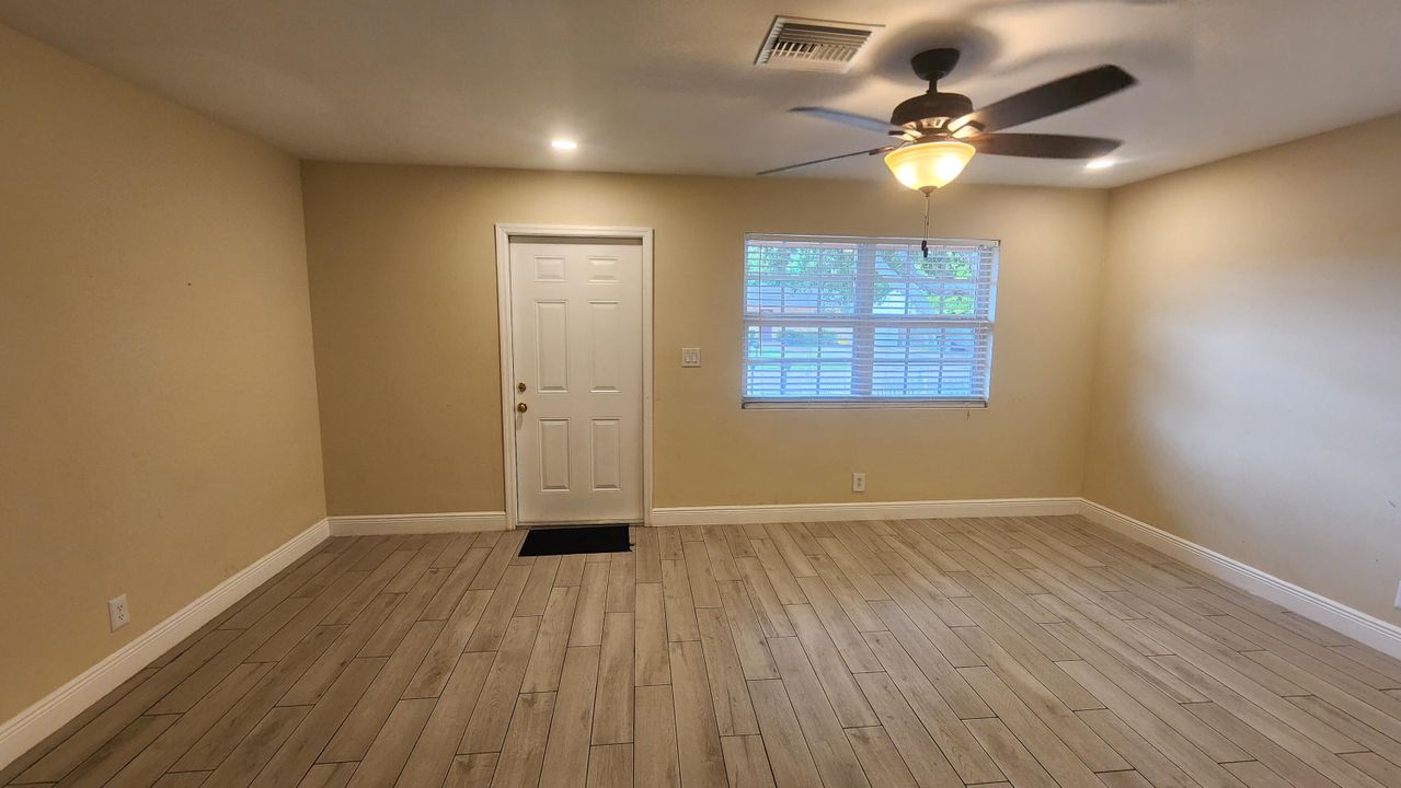 Active With Contract: $2,600 (3 beds, 2 baths, 1138 Square Feet)