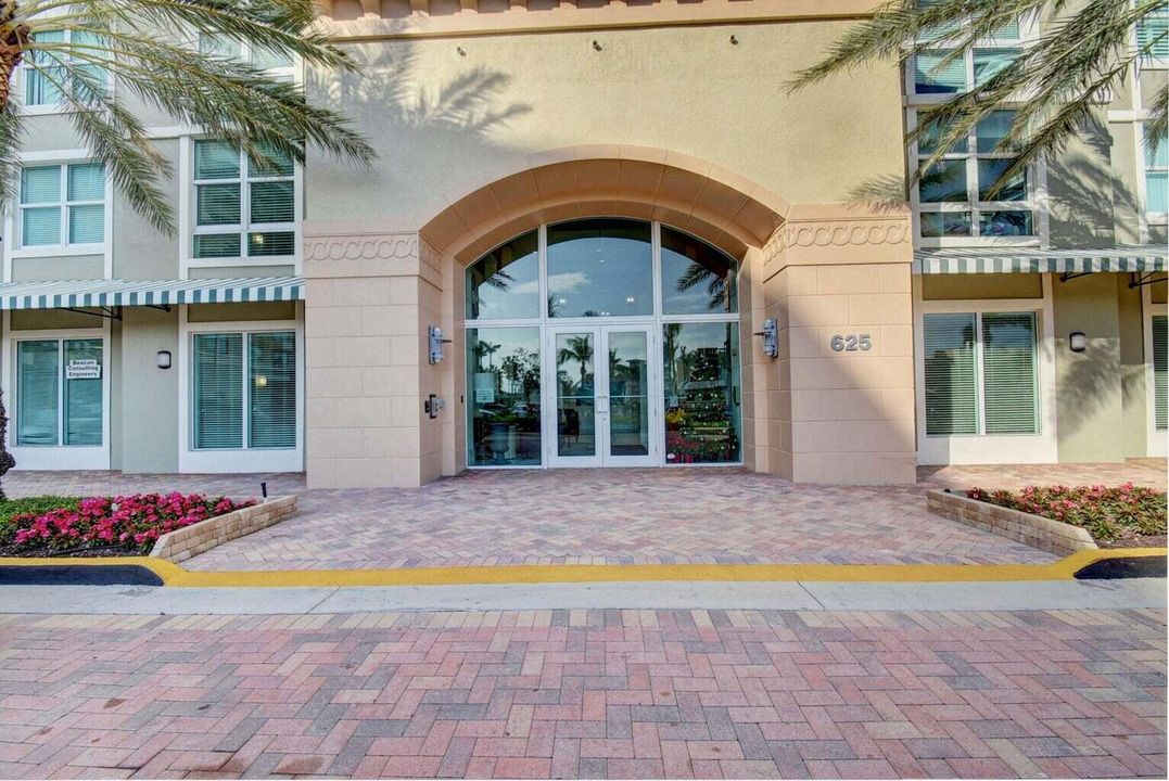 For Rent: $5,750 (2 beds, 2 baths, 1130 Square Feet)