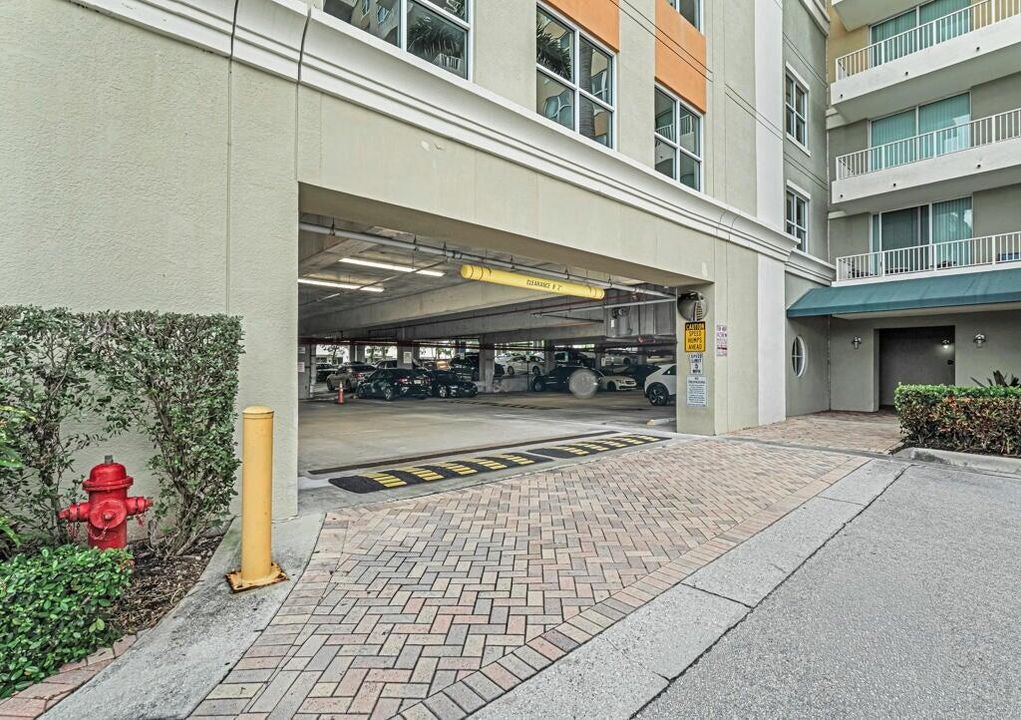 For Rent: $5,750 (2 beds, 2 baths, 1130 Square Feet)