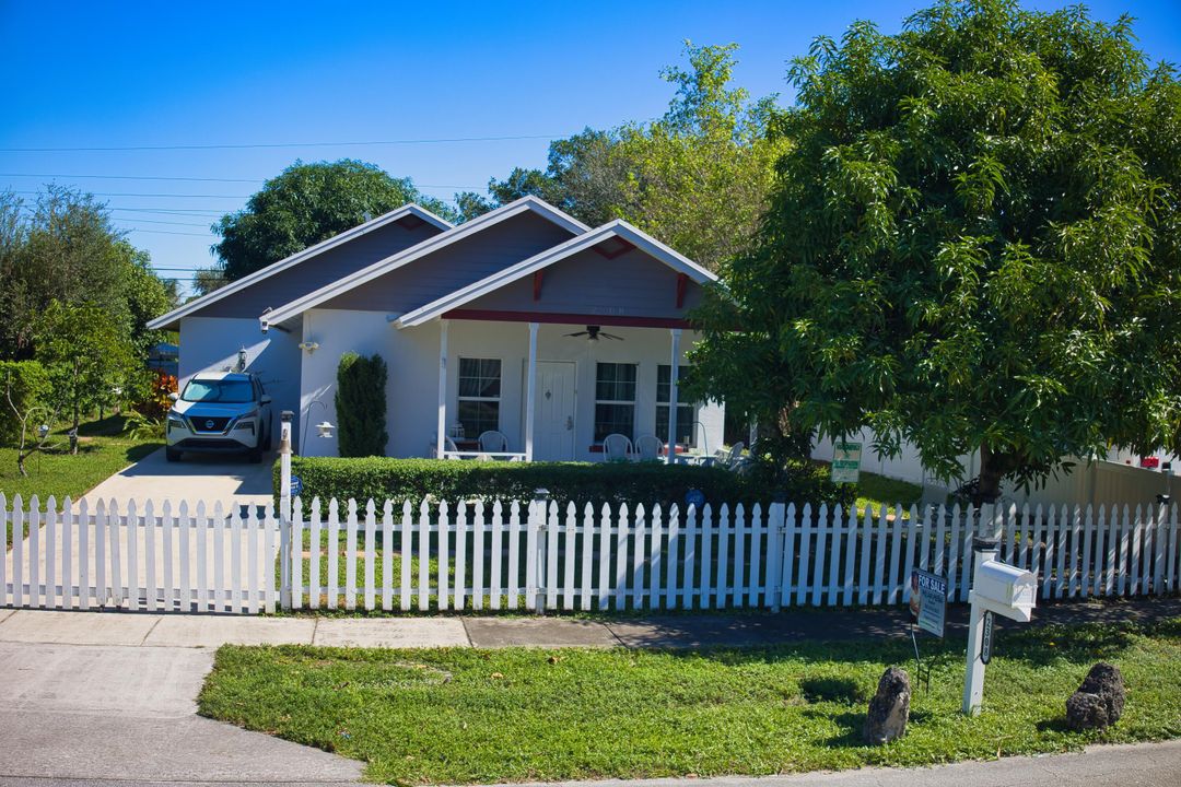 Active With Contract: $450,000 (3 beds, 2 baths, 1582 Square Feet)