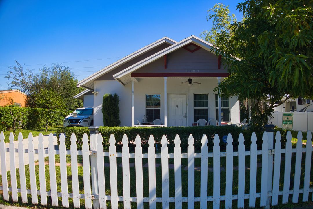 Active With Contract: $450,000 (3 beds, 2 baths, 1582 Square Feet)