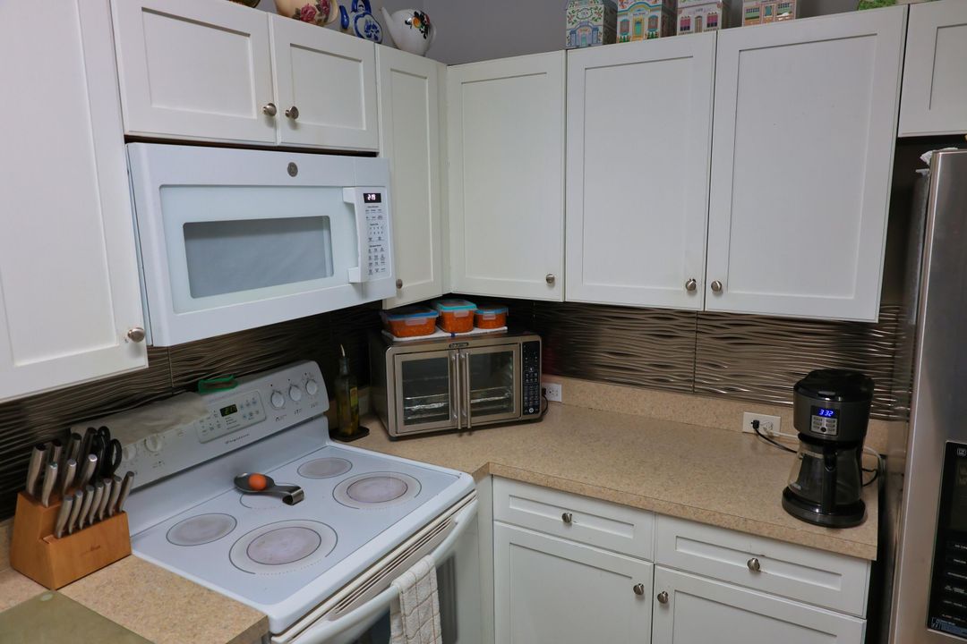 Active With Contract: $450,000 (3 beds, 2 baths, 1582 Square Feet)