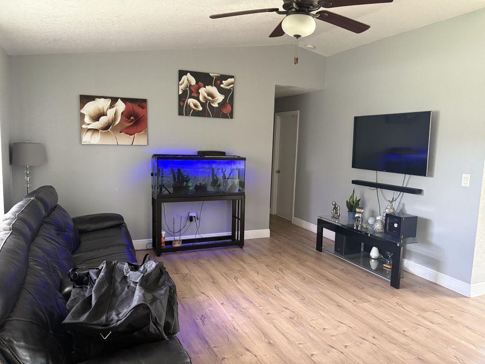 En Venta: $270,000 (3 camas, 2 baños, 1187 Pies cuadrados)