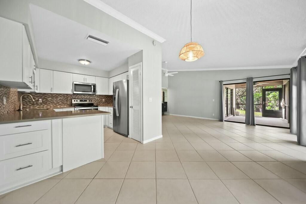 For Rent: $2,850 (3 beds, 2 baths, 1442 Square Feet)