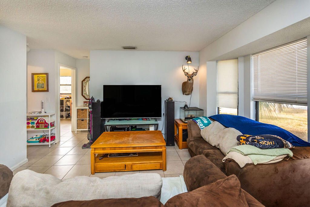 For Sale: $499,000 (3 beds, 2 baths, 997 Square Feet)