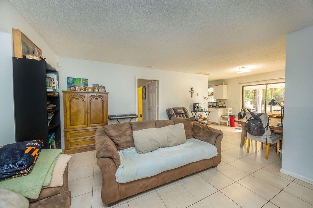 For Sale: $499,000 (3 beds, 2 baths, 997 Square Feet)