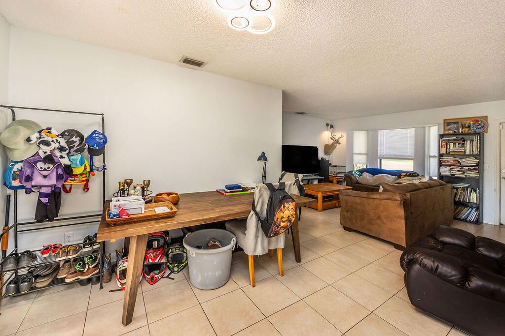 For Sale: $499,000 (3 beds, 2 baths, 997 Square Feet)