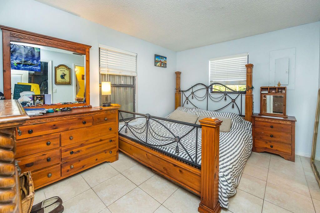 For Sale: $499,000 (3 beds, 2 baths, 997 Square Feet)