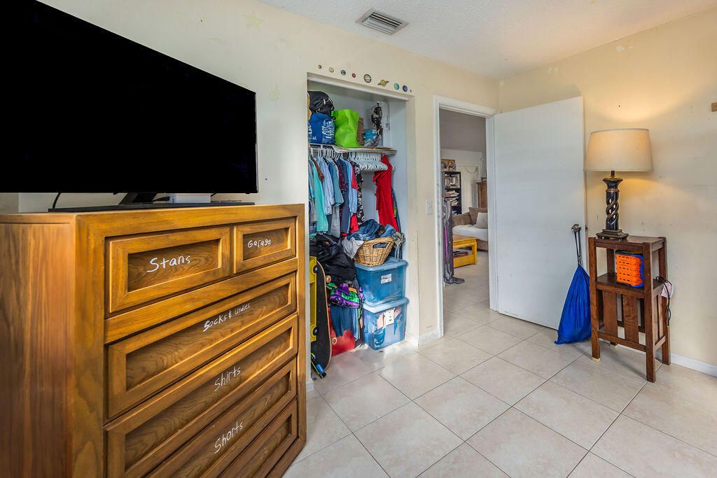 For Sale: $499,000 (3 beds, 2 baths, 997 Square Feet)