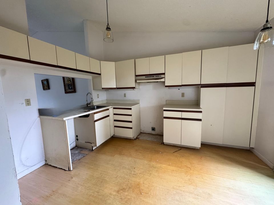 Active With Contract: $225,000 (2 beds, 2 baths, 1127 Square Feet)