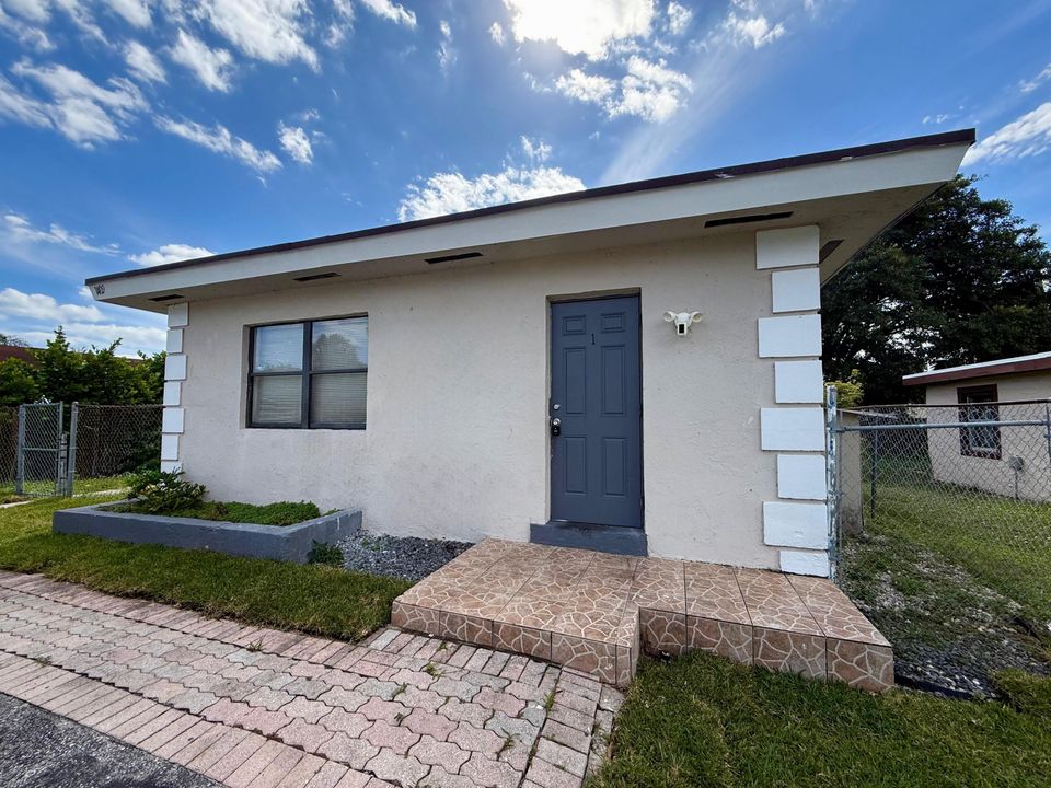 Active With Contract: $1,800 (2 beds, 1 baths, 612 Square Feet)