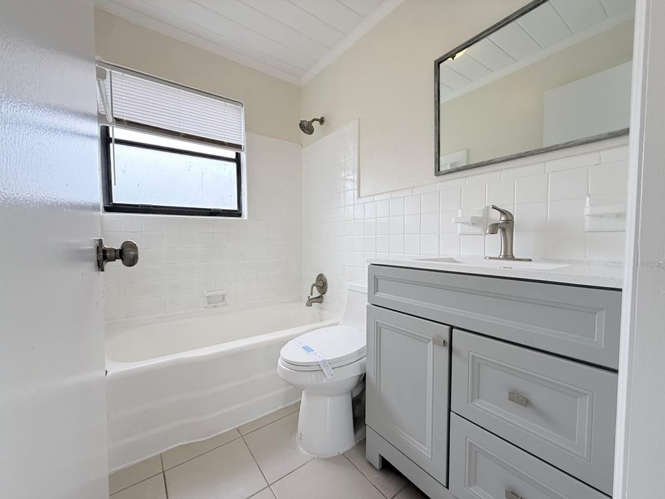 Active With Contract: $1,800 (2 beds, 1 baths, 612 Square Feet)