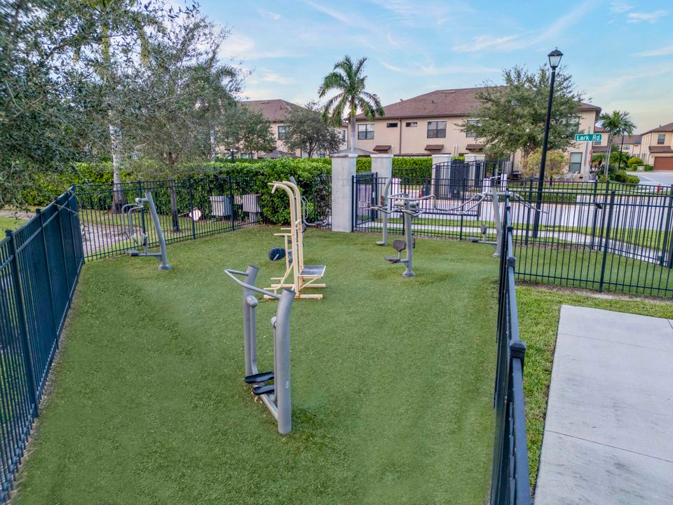 Active With Contract: $2,700 (3 beds, 2 baths, 1691 Square Feet)