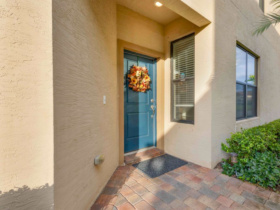 Active With Contract: $2,700 (3 beds, 2 baths, 1691 Square Feet)