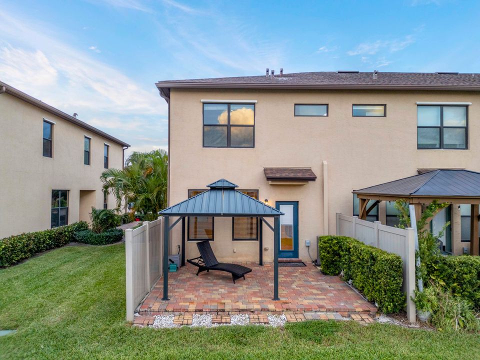 Active With Contract: $2,700 (3 beds, 2 baths, 1691 Square Feet)