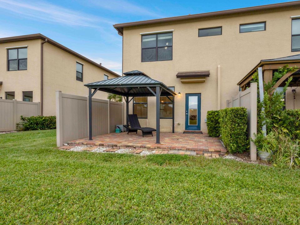 Active With Contract: $2,700 (3 beds, 2 baths, 1691 Square Feet)