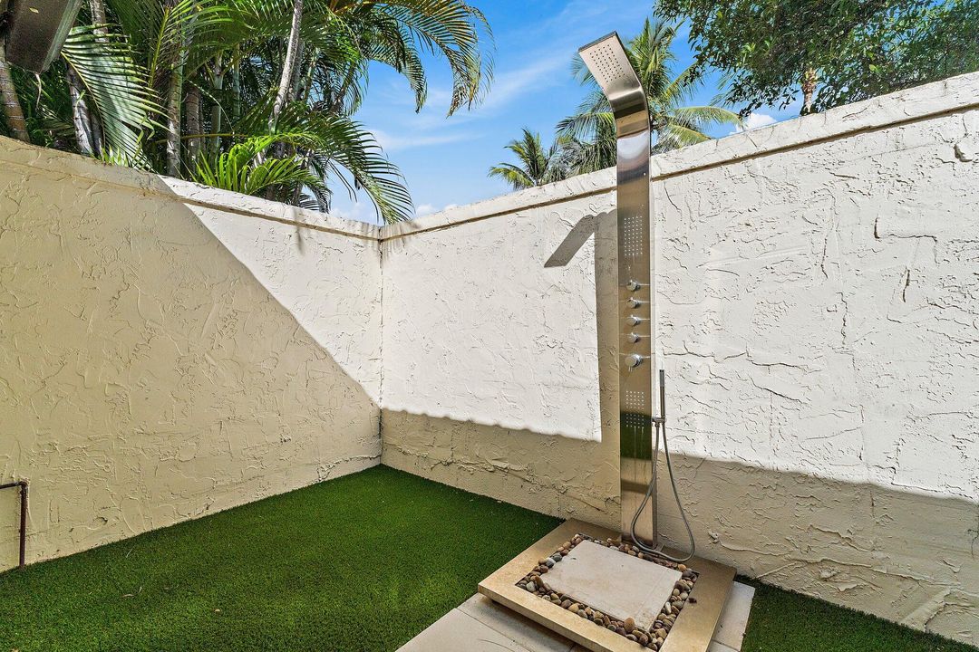 Под контрактом: $2,599,000 (3 спален, 3 ванн, 2195 Квадратных фут)