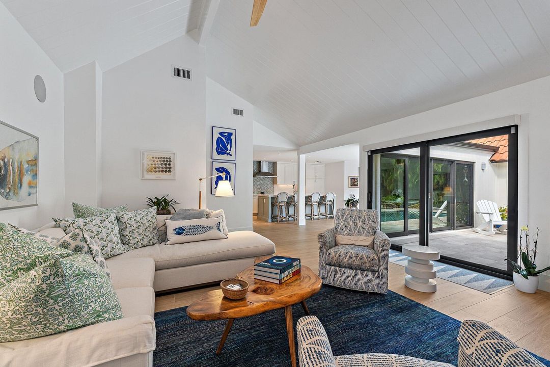 Под контрактом: $2,599,000 (3 спален, 3 ванн, 2195 Квадратных фут)