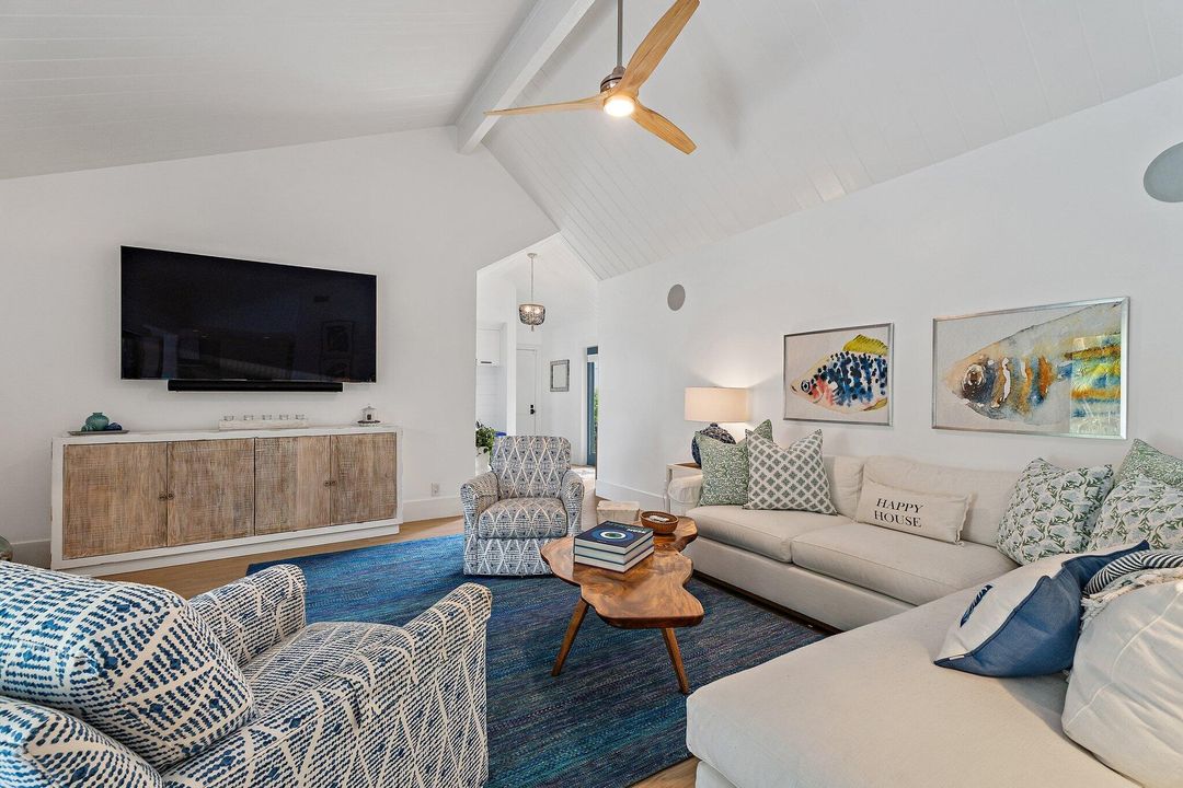 Под контрактом: $2,599,000 (3 спален, 3 ванн, 2195 Квадратных фут)