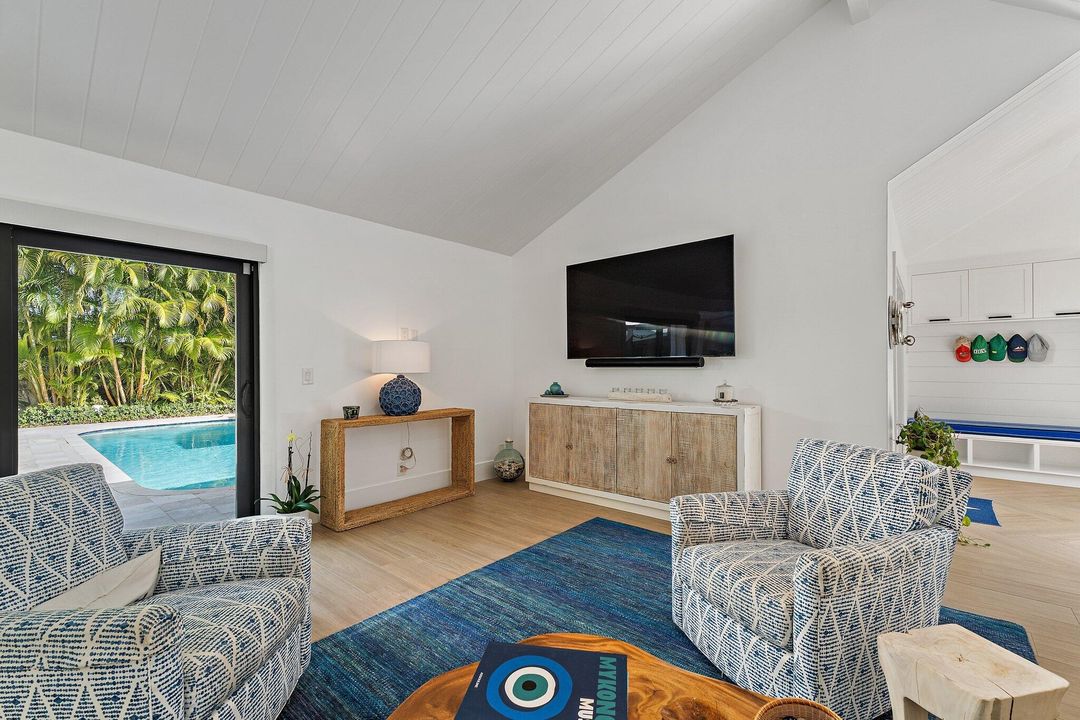 Под контрактом: $2,599,000 (3 спален, 3 ванн, 2195 Квадратных фут)