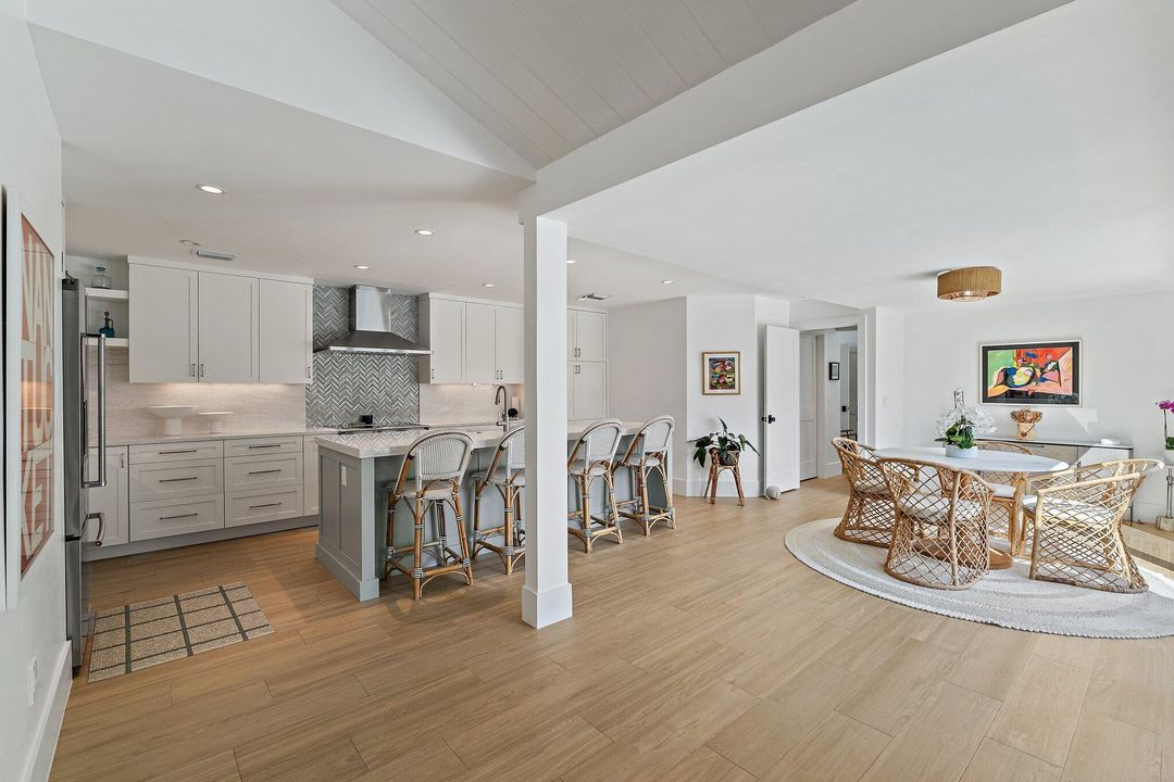 Под контрактом: $2,599,000 (3 спален, 3 ванн, 2195 Квадратных фут)