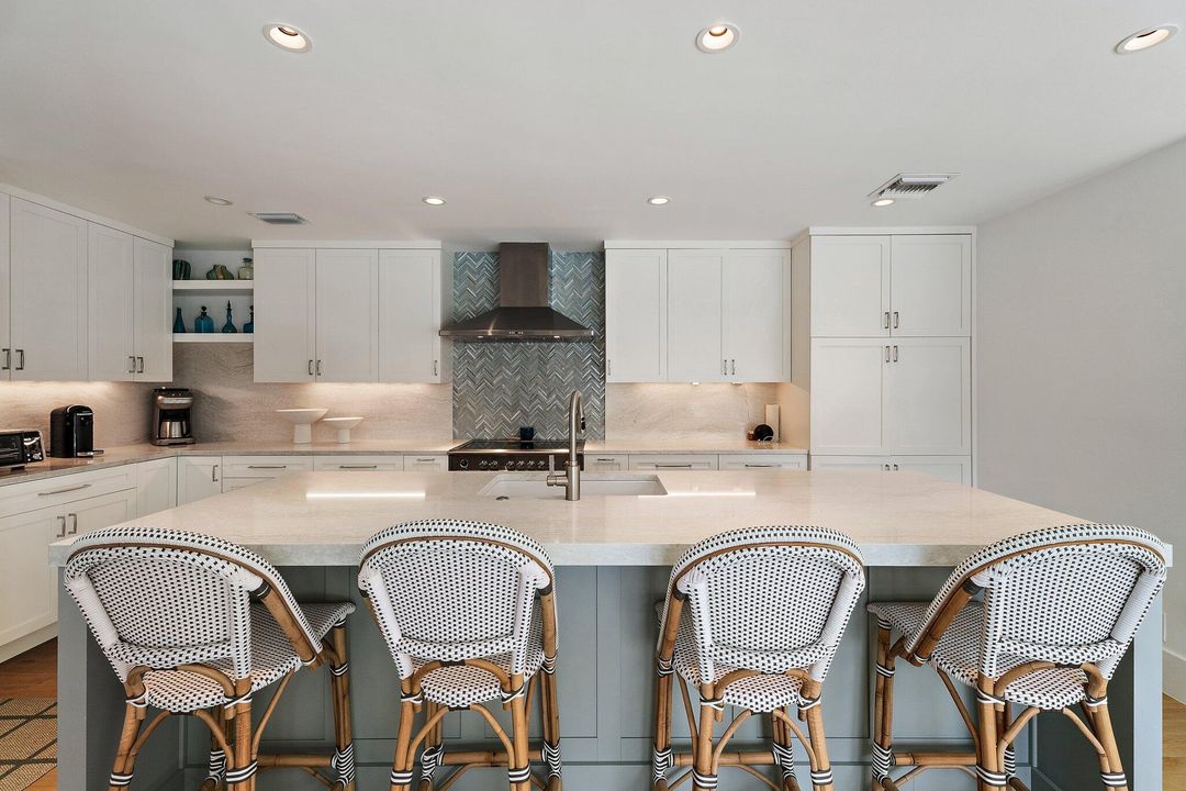 Под контрактом: $2,599,000 (3 спален, 3 ванн, 2195 Квадратных фут)