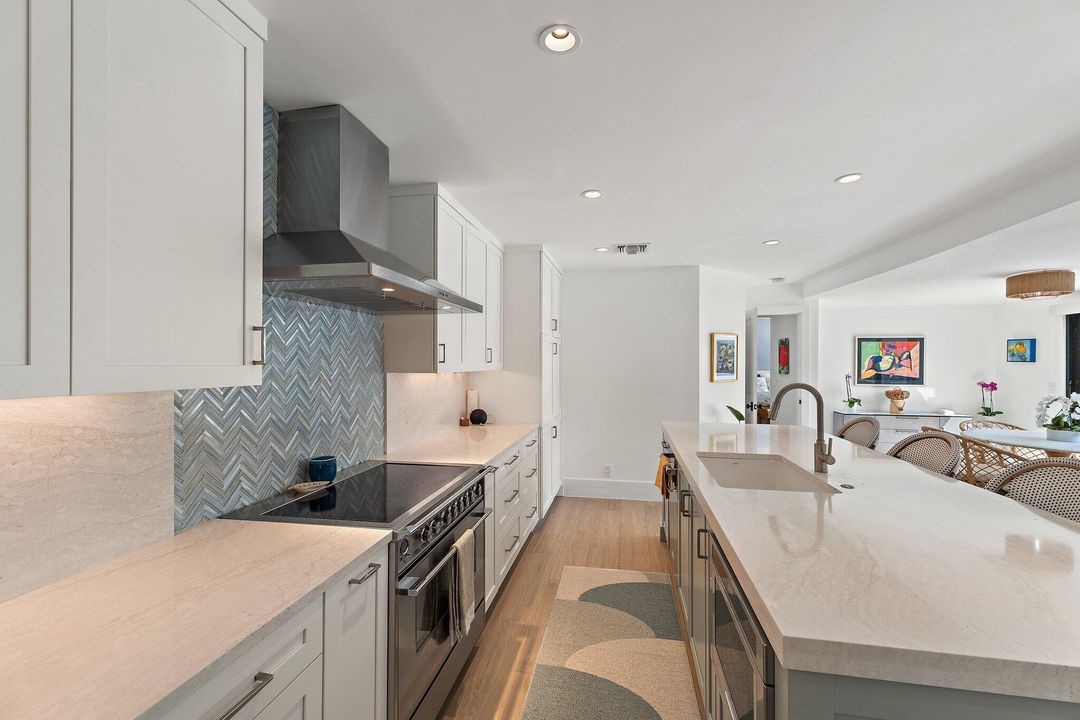 Под контрактом: $2,599,000 (3 спален, 3 ванн, 2195 Квадратных фут)