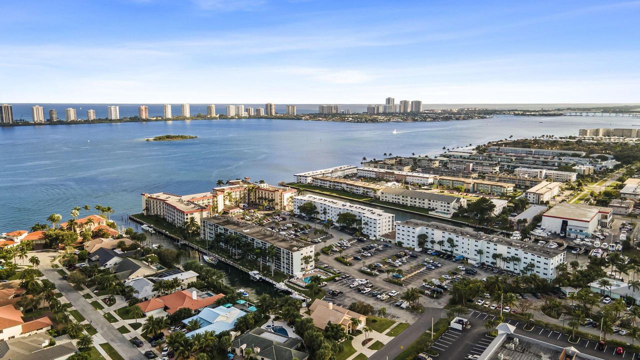 合同活跃: $475,000 (2 贝兹, 2 浴室, 1000 平方英尺)