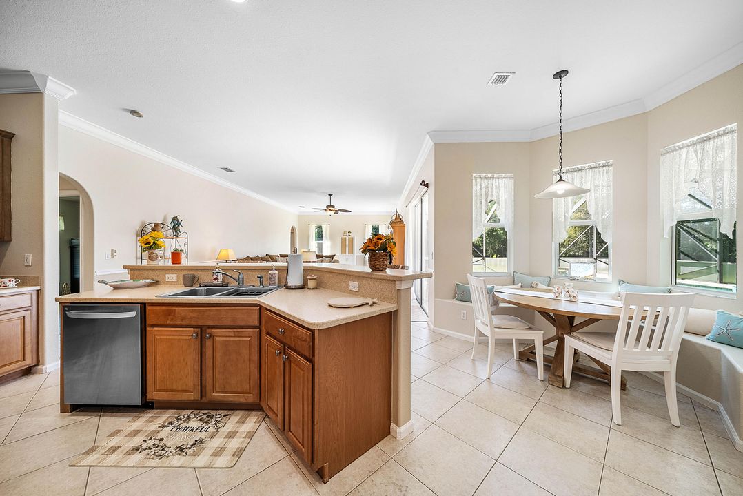 Под контрактом: $1,150,000 (5 спален, 3 ванн, 2805 Квадратных фут)