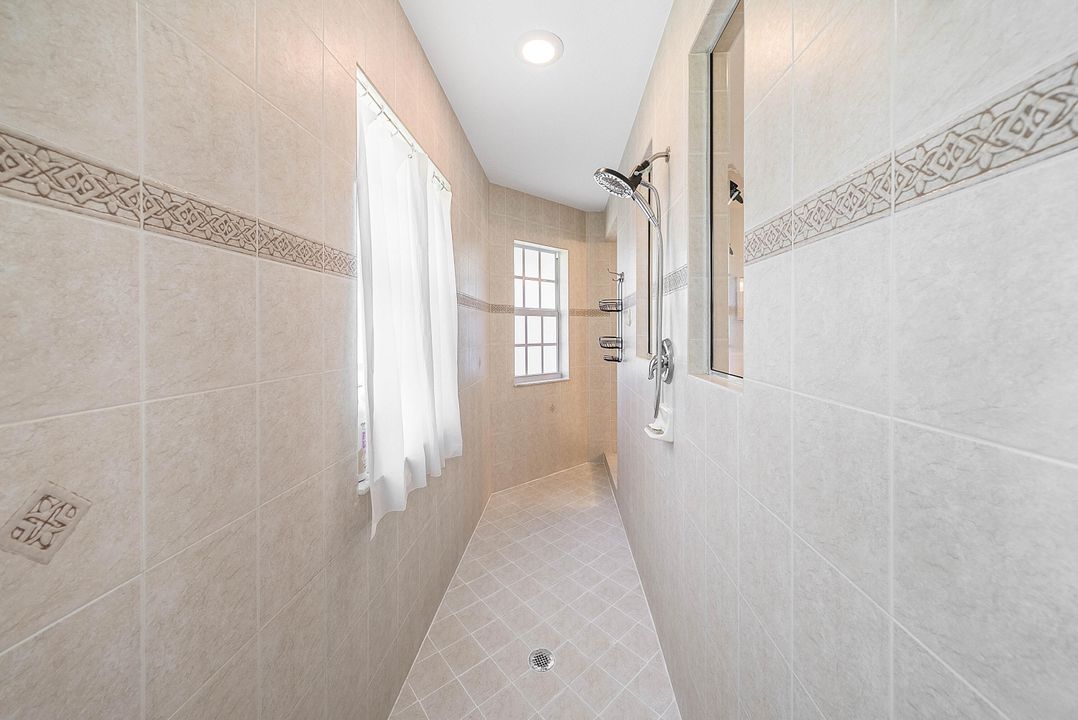 Под контрактом: $1,150,000 (5 спален, 3 ванн, 2805 Квадратных фут)