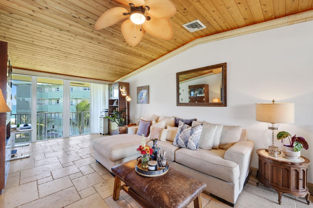 合同活跃: $375,000 (1 贝兹, 1 浴室, 860 平方英尺)