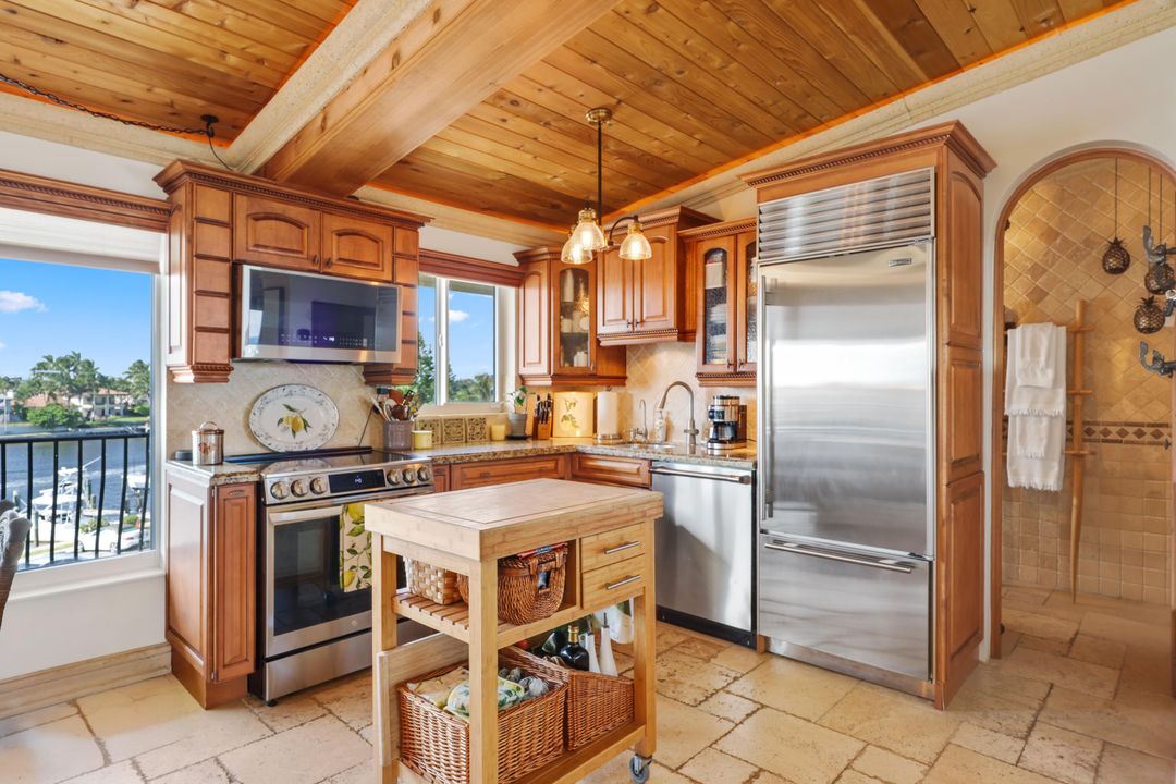 合同活跃: $375,000 (1 贝兹, 1 浴室, 860 平方英尺)