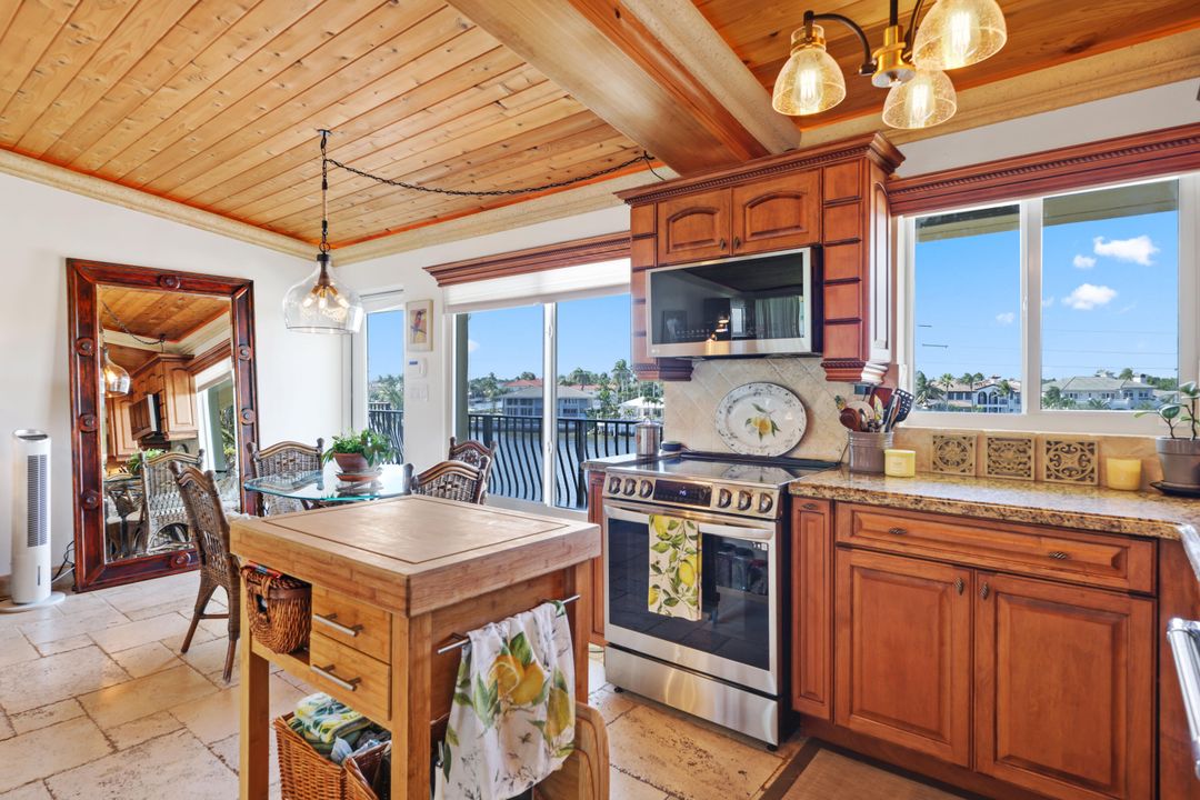 合同活跃: $375,000 (1 贝兹, 1 浴室, 860 平方英尺)