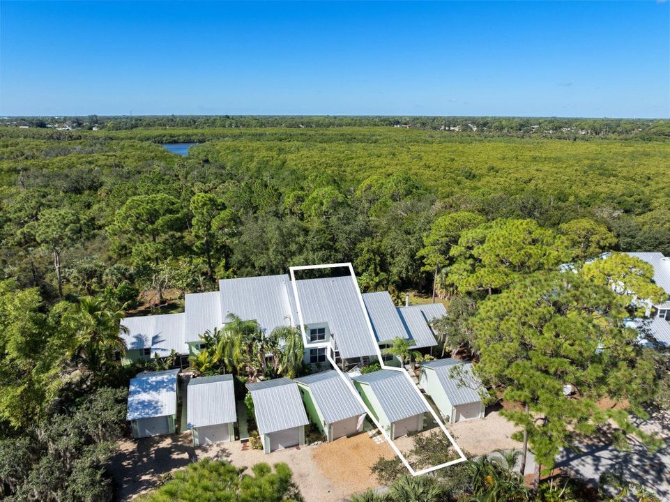 For Sale: $269,900 (2 beds, 2 baths, 977 Square Feet)