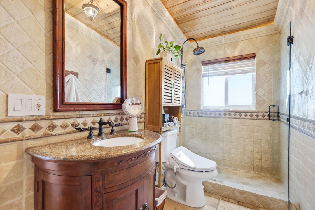 合同活跃: $375,000 (1 贝兹, 1 浴室, 860 平方英尺)