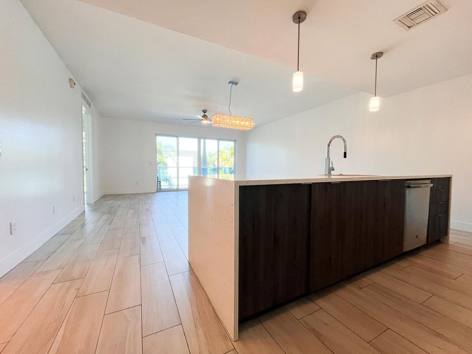 Active With Contract: $2,895 (1 beds, 1 baths, 1031 Square Feet)