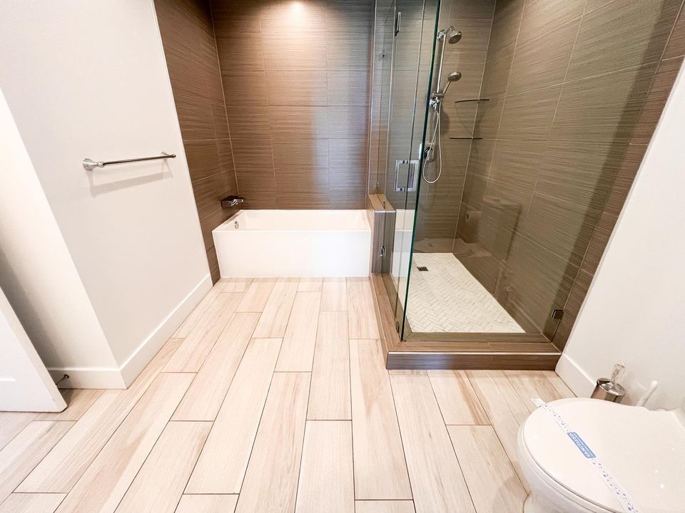 Active With Contract: $2,895 (1 beds, 1 baths, 1031 Square Feet)