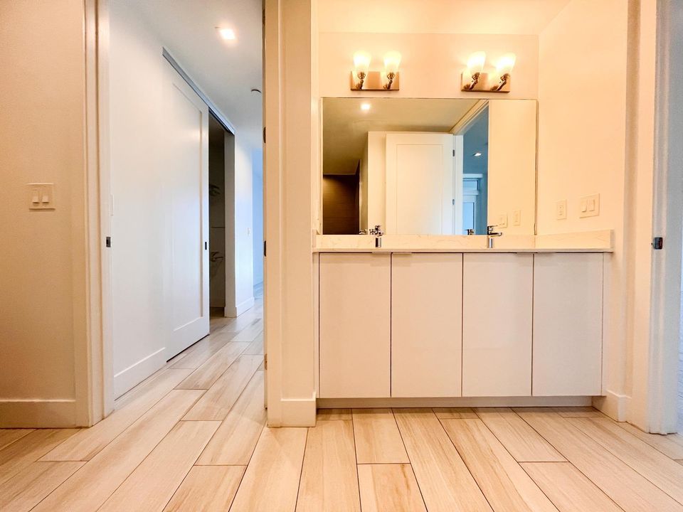 Active With Contract: $2,895 (1 beds, 1 baths, 1031 Square Feet)