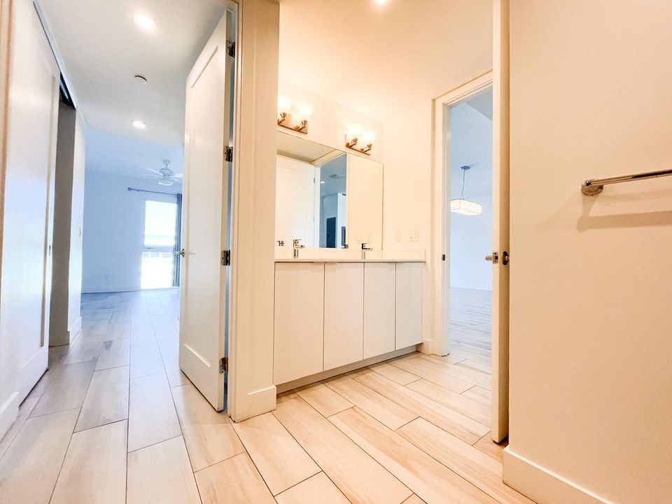 Active With Contract: $2,895 (1 beds, 1 baths, 1031 Square Feet)