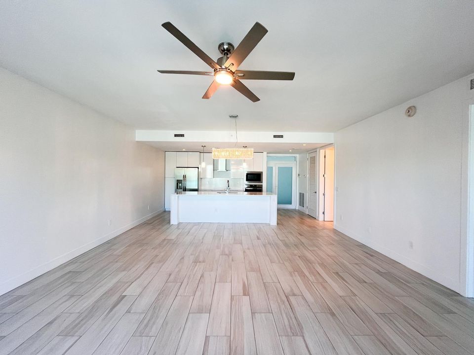 Active With Contract: $2,895 (1 beds, 1 baths, 1031 Square Feet)