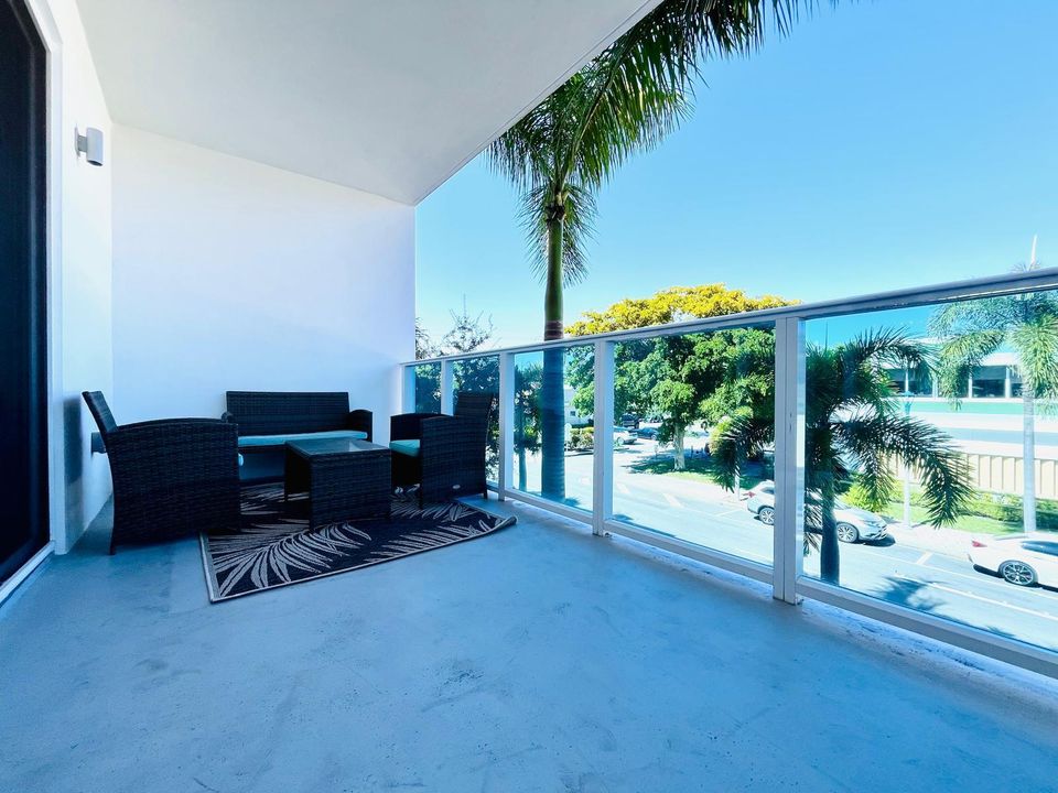 Active With Contract: $2,895 (1 beds, 1 baths, 1031 Square Feet)