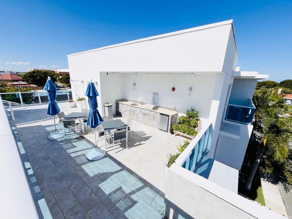 Active With Contract: $2,895 (1 beds, 1 baths, 1031 Square Feet)