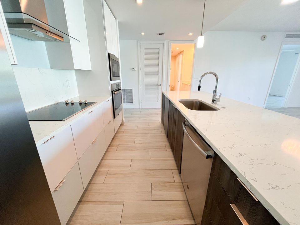 Active With Contract: $2,895 (1 beds, 1 baths, 1031 Square Feet)