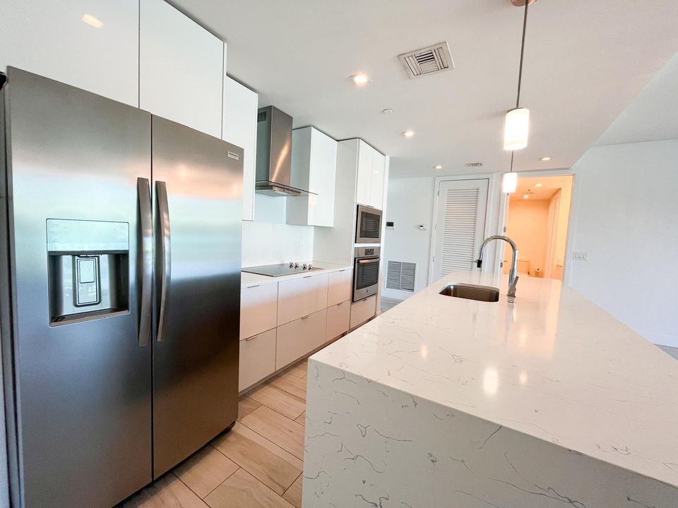 Active With Contract: $2,895 (1 beds, 1 baths, 1031 Square Feet)